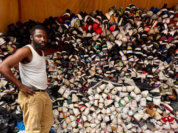 Et år efter storbranden: Verdens største genbrugsmarked er igen fyldt med tøj, handel og håb